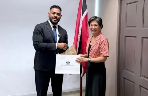 Minister Smith Meets with Singapore Ambassador